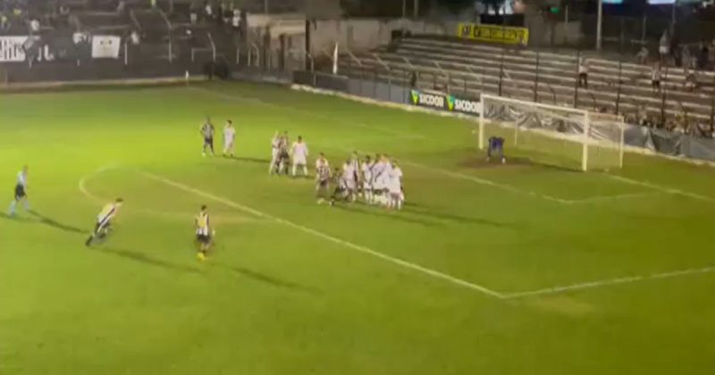 Jogador faz golaço de falta em jogo da Série D do Campeonato Brasileiro