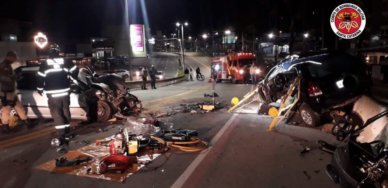 Acidente aconteceu na noite desta sexta-feira (14) e envolveu dois veículos 