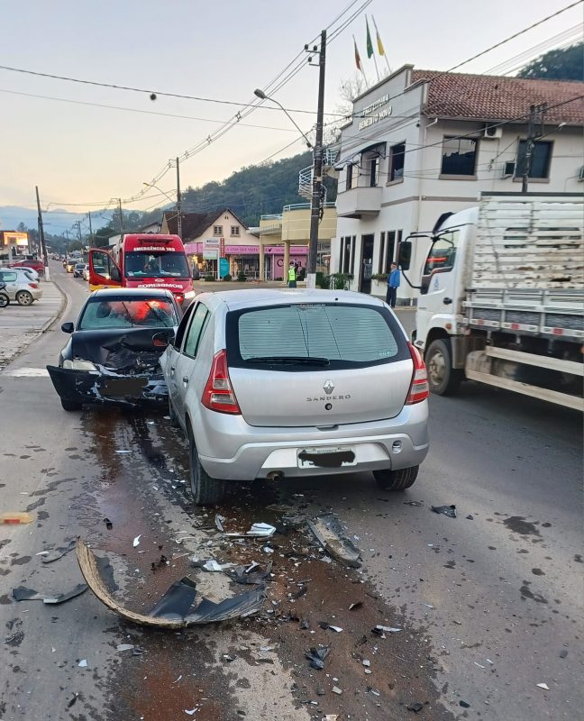 Segundo a Pol&iacute;cia Militar, dois carros bateram de frente nesta quinta-feira (6) e motorista foi encontrado com sinais de embriaguez – Foto: Corpo de Bombeiros Militar/Divulga&ccedil;&atilde;o/ND