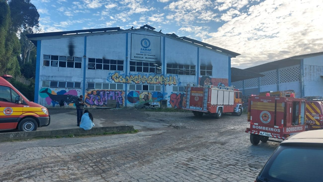 Bombeiros utilizam 6 mil litros de água para controlar incêndio no