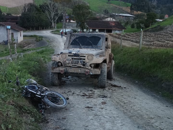 Corpo do motociclista foi encontrado pelos bombeiros a cerca de 6 metros da estrada ap&oacute;s colis&atilde;o na tarde deste domingo (30) – Foto: Corpo de Bombeiros/Divulga&ccedil;&atilde;o/ND