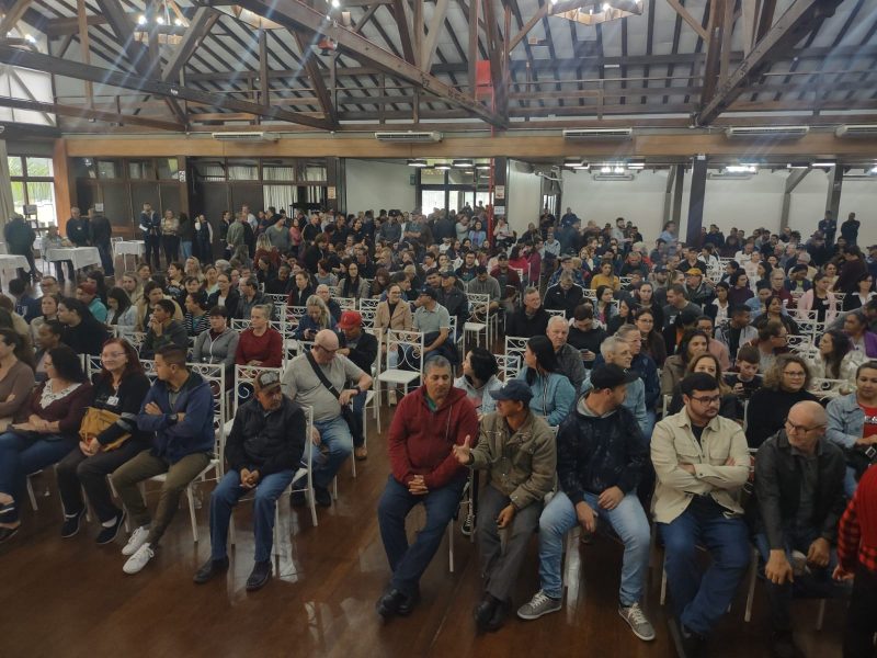 Trabalhadores aprovaram proposta da empresa nesta ter&ccedil;a-feira (11) em assembleia para discutir futuro das opera&ccedil;&otilde;es da gigante t&ecirc;xtil em Blumenau – Foto: Franciele Cardoso/NDTV