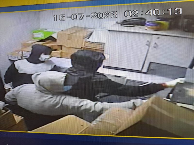 Trio invadiu ag&ecirc;ncia banc&aacute;ria de Rio dos Cedros e furtou armas no domingo (16) – Foto: C&acirc;mera de Seguran&ccedil;a/Divulga&ccedil;&atilde;o/ND