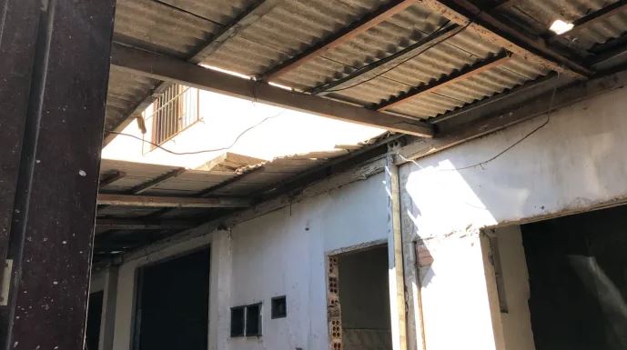 Homem cai de telhado ao tentar salvar cachorro em Blumenau 