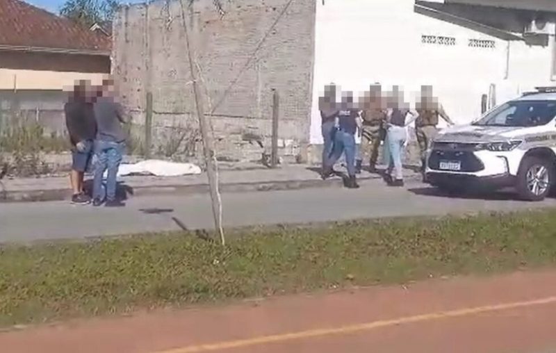 Homem morre com mais de 5 tiros em calçada de São José