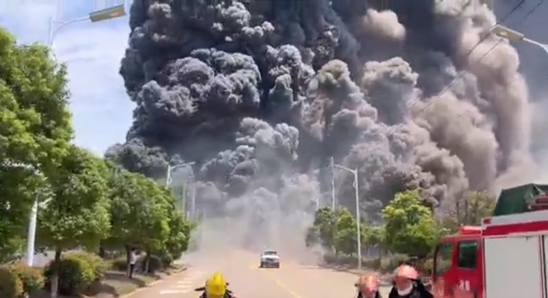 Explosão causa enormes nuvens de fumaça na China
