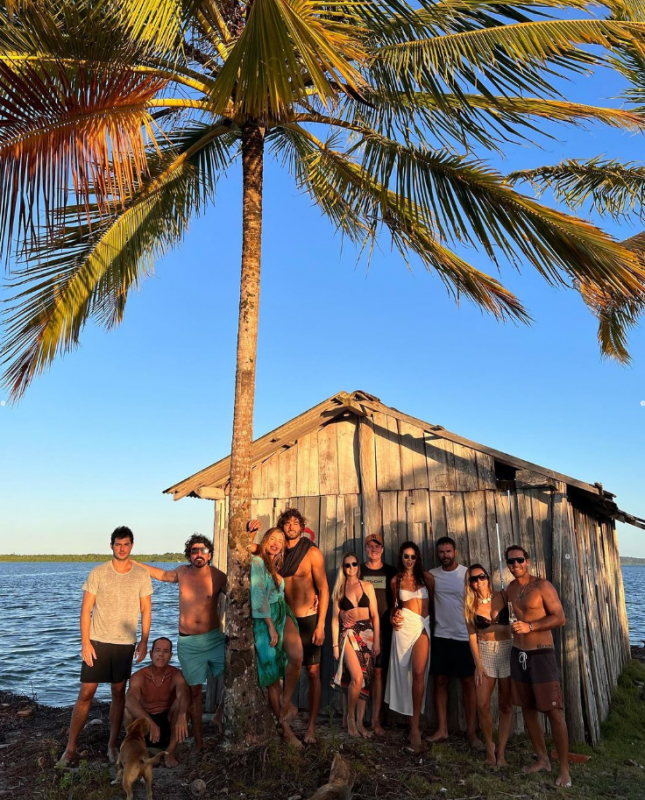 Grazi aparece em foto com namorado e empresários na Bahia