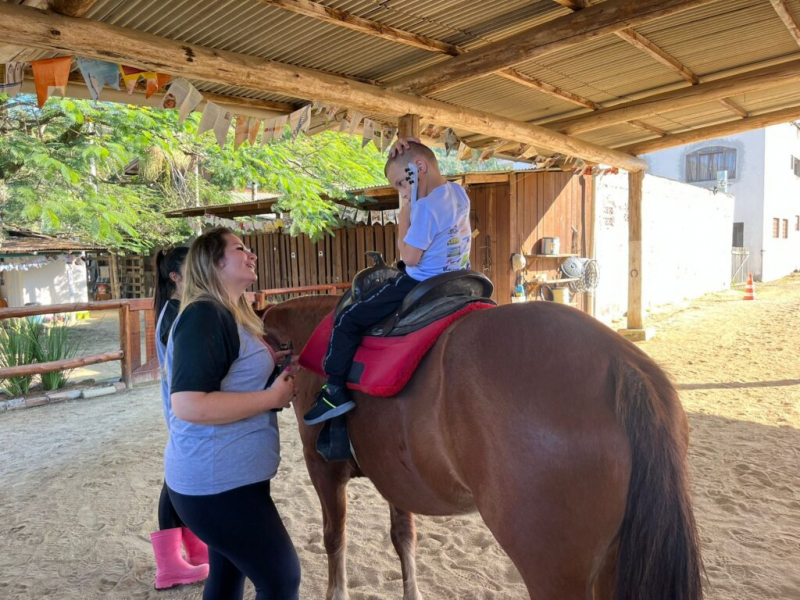 Cavalos ajudam crianças com necessidades especiais