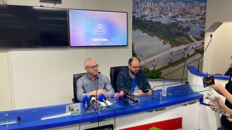 Em coletiva de imprensa foi oficializada a carta ren&uacute;ncia de Ponticelli e o vice. – Foto: Pedro Garcia/ND+