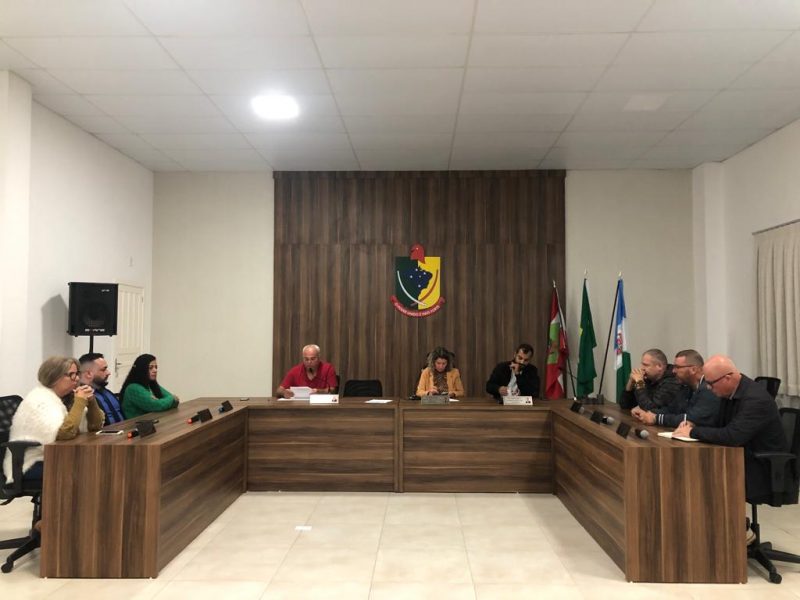 Em sess&atilde;o extraordin&aacute;ria novo prefeito &eacute; definido em meio a leitura de decretos e carta de ren&uacute;ncia. – Foto: Assessoria C&acirc;mara de Vereadores de Pescaria Brava