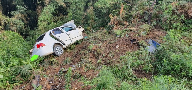 Carro caiu em barranco, motorista n&atilde;o resistiu e morreu no local da ocorr&ecirc;ncia. – Foto: 11&deg;Grupo de Pol&iacute;cia Militar Rodovi&aacute;ria