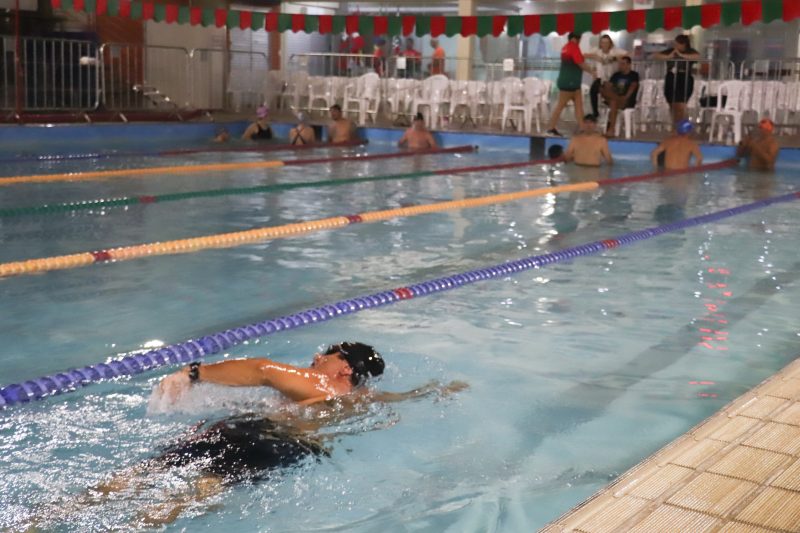 Pessoa nadando em uma piscina