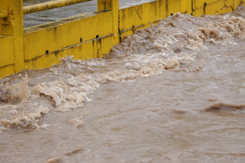 N&iacute;vel do rio em uma das pontes de Lages, na Serra – Foto: Toninho Vieira/PML/Divulga&ccedil;&atilde;o/Lages