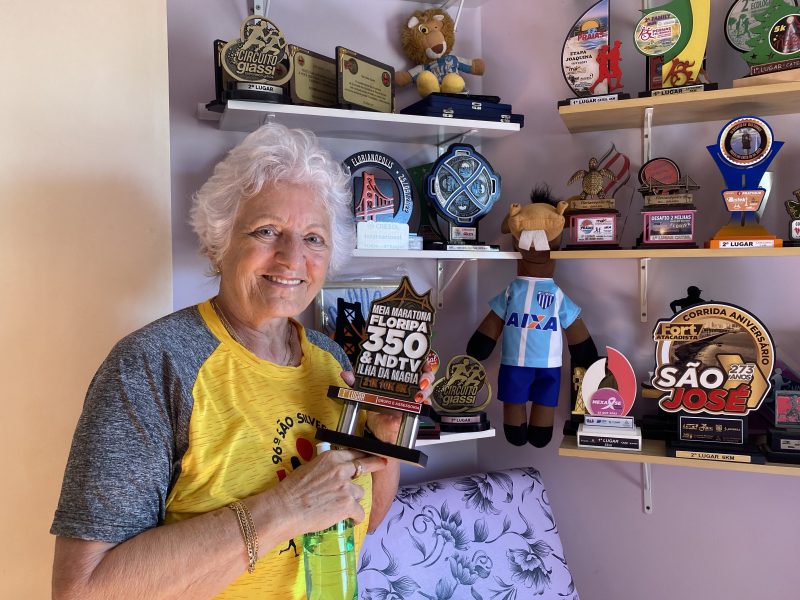 Dona Eni Griss Costa, de 72 anos, posa orgulhosa ao lado de seus 224 trof&eacute;us (e contando: at&eacute; a publica&ccedil;&atilde;o desta reportagem,pode ter aumentado) – Foto: Eduardo Iarek/ND
