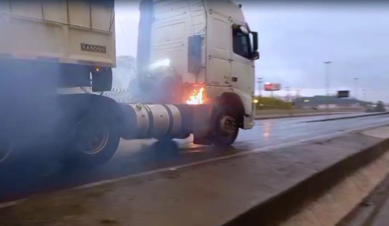 Bitrem pegou fogo na rodovia que dá acesso ao município 