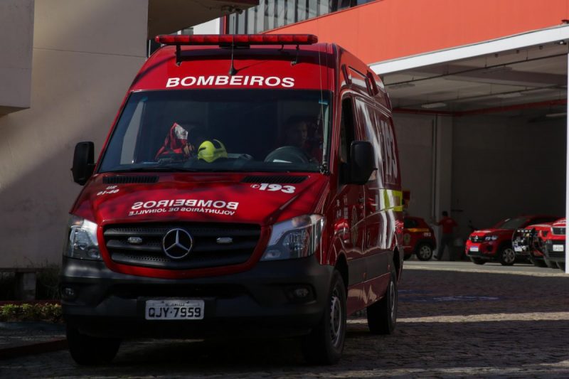 Homem morre após ser atropelado por ônibus e motociclista na BR-470 em SC 