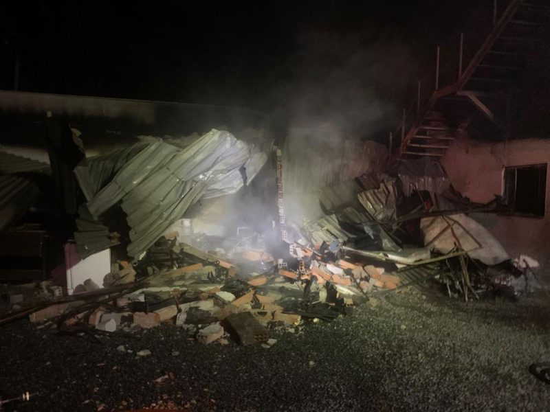 Incêndio aconteceu na noite desta terça-feira (25) e os bombeiros precisaram de cerca de duas horas para combater o fogo 