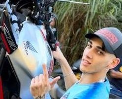 Influenciador do grau morre ao bater moto em poste • DOL