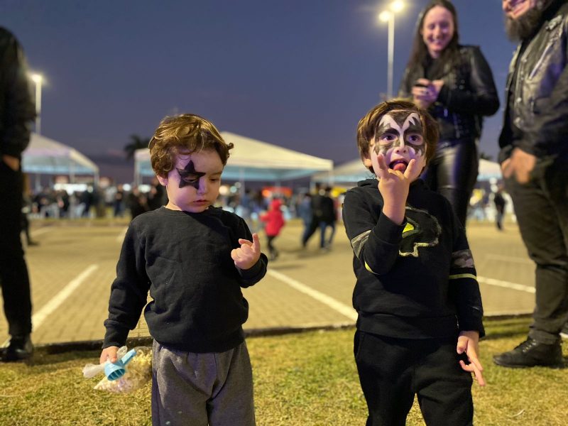 Os irm&atilde;os Pietro, de 3 anos, e Ian, de 2, curtem com a fam&iacute;lia – Foto: Maf&ecirc; Salinet/ND