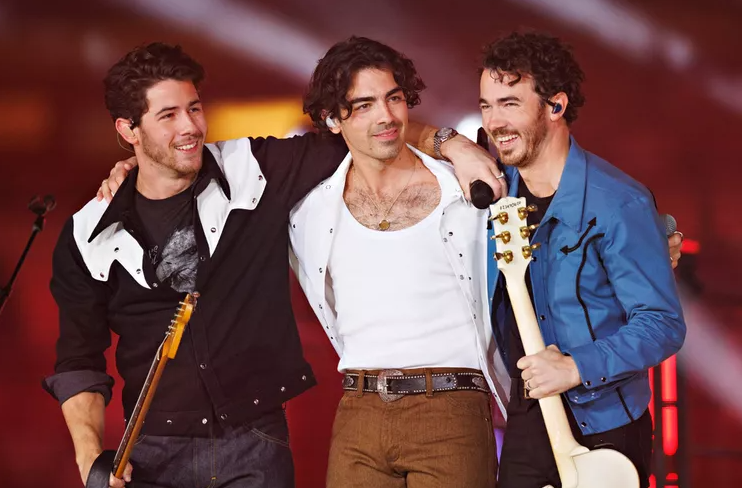 O filme da Disney, com Nick Jonas, Joe Jonas e Kevin Jonas, expõe a rotina de uma banda pop rock