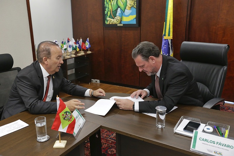 Governador Jorginho e Ministro da Agricultura, Carlos F&aacute;varo, em Bras&iacute;lia – Foto: Guilherme Martimon