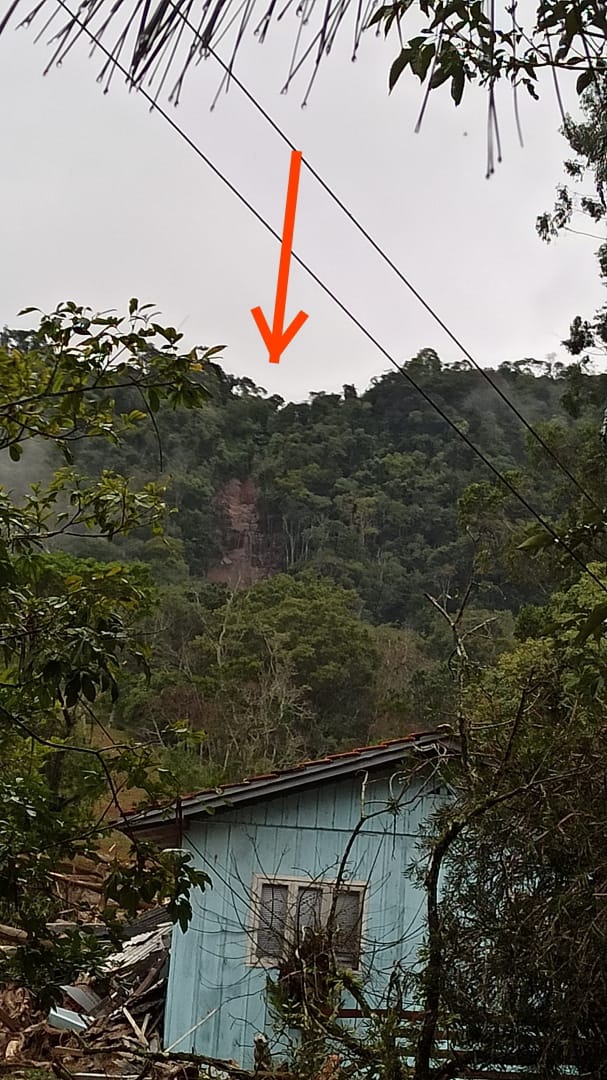 Água arrastou árvores e causou estragos em propriedade no Alto Vale do Itajaí - Corpo de Bombeiros Militar/Reprodução/ND