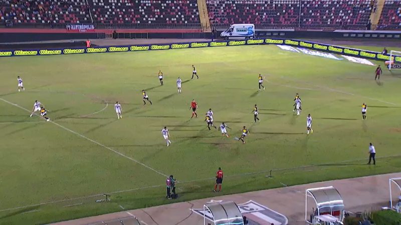 Lance onde o assistente marcou impedimento antes de esperar o protocolo do VAR em jogo do Criciúma