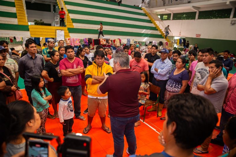 indígenas estão no ginásio