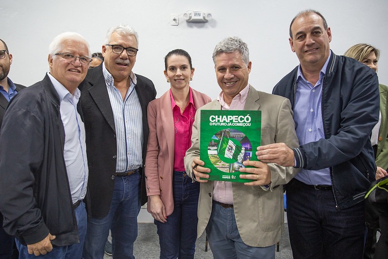 Pedidos de verba foram entregues pela Administra&ccedil;&atilde;o Municipal ao ministro Paulo Teixeira. – Foto: Leandro Schmidt/PMC/ND