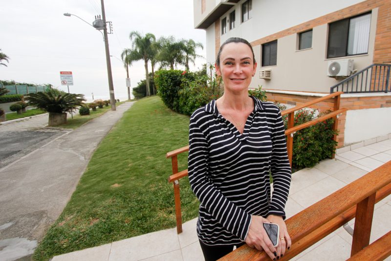 Representante comercial Liz Leal &eacute; a favor de modificar o nome da rual, para que ela volte a se chamar Caminho do Rei – Foto: Leo Munhoz/ND