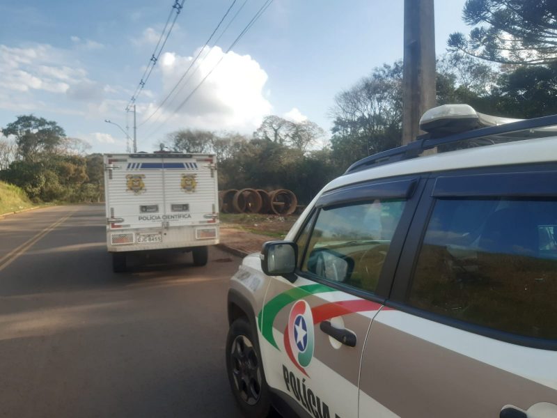 Mulher estava morta em uma área de mata