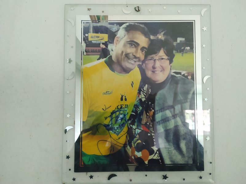 Torcedora do Figueirense e f&atilde; de Rom&aacute;rio, Marja conseguiu a sonhada foto com o &iacute;dolo – Foto: Arquivo Pessoal/J&uacute;lio Cesar Wojcikiewicz/ND