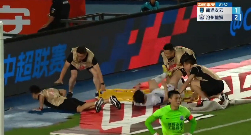 Maqueiros tropeçam, derrubam craque e ainda dão risadas