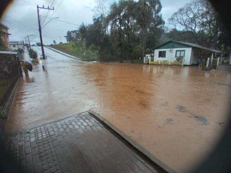 tempestade atingiu municípios do Extremo-Oeste