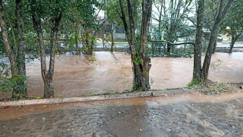 A Defesa Civil pede que a popula&ccedil;&atilde;o tenha cuidado, em especial, com a regi&atilde;o onde h&aacute; maior chance de alagamentos. Essa imagem o rio que passa na &aacute;rea central do munic&iacute;pio de Maravilha, no Oeste&nbsp; &mdash; Foto: Defesa Civil/Reprodu&ccedil;&atilde;o/ND