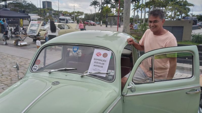 Marquinhos entrando no seu Fusca 68 – Foto: N&iacute;colas Hor&aacute;cio/ND
