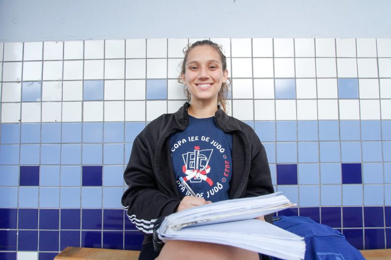 Maria aproveita qualquer tempo livre para estudar no IEE – Foto: Leo Munhoz/ND