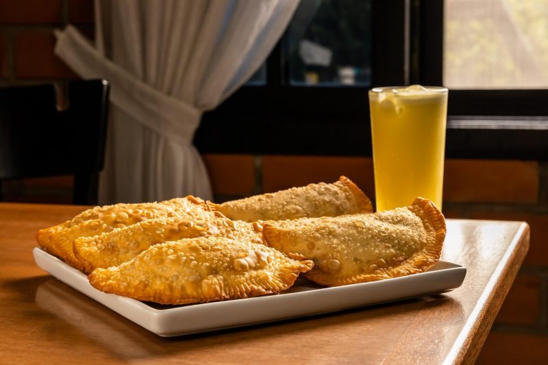 Al&eacute;m do card&aacute;pio com centenas de sabores de past&eacute;is, a propriedade ainda produz cacha&ccedil;a na &aacute;rea rural de Joinville – Foto: Mtur/Divulga&ccedil;&atilde;o