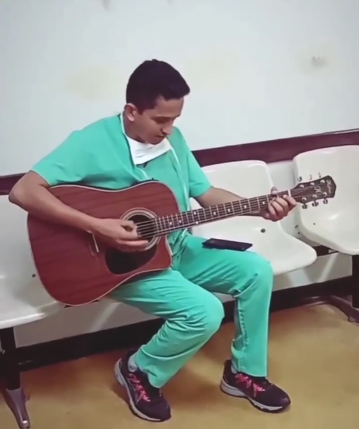 Médico de Rio do Sul utiliza a música nos atendimentos