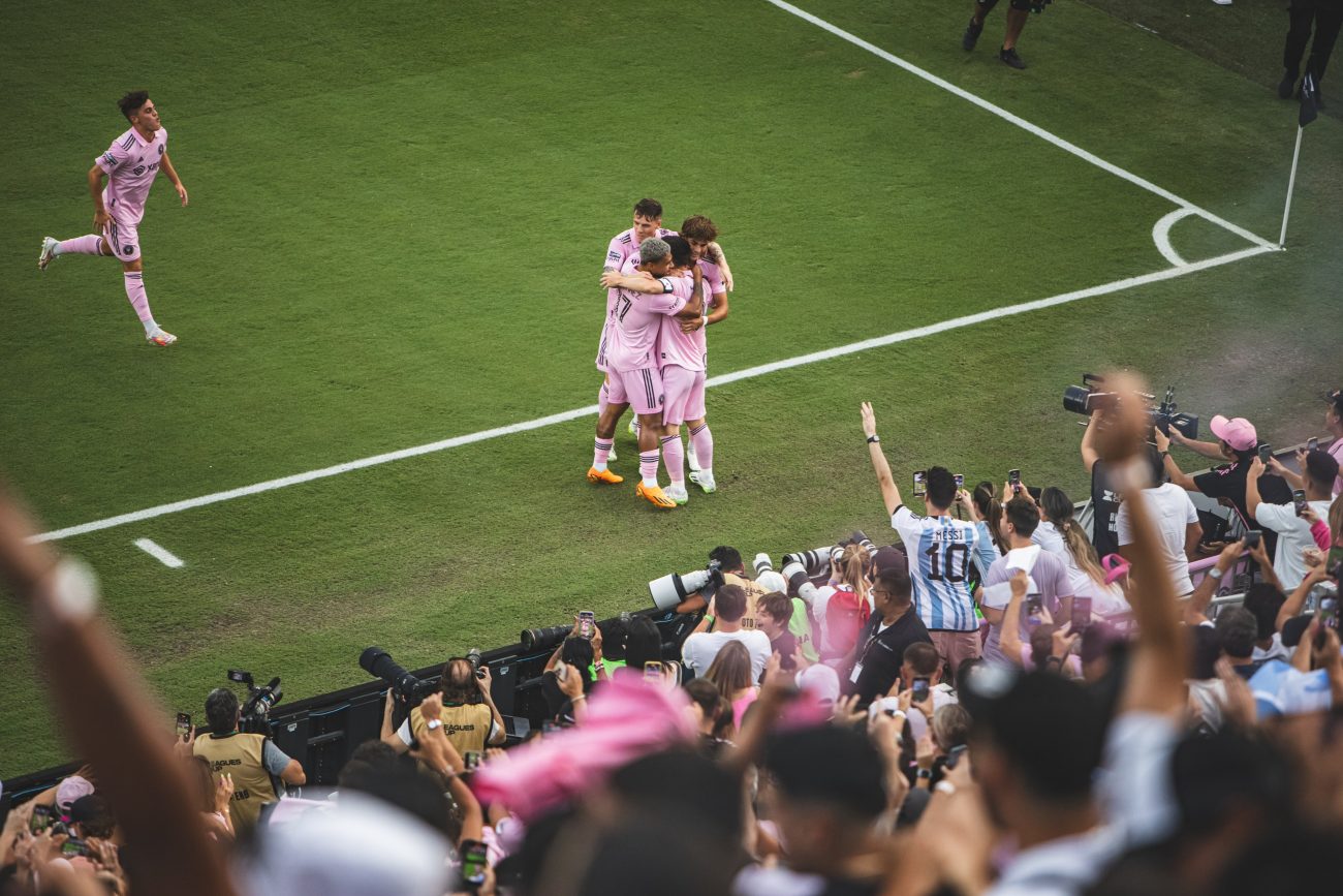 Messi leva torcedores à loucura com golaço de falta no final do jogo