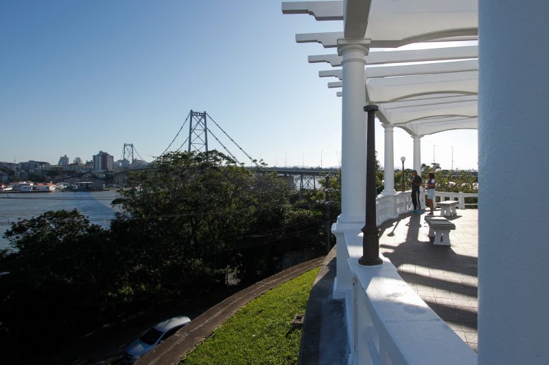 A jornalista Karina Koppe mergulhou nas hist&oacute;rias de Franklin Cascaes – Foto: Leo Munhoz/ND