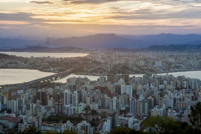 Florianópolis tem o preço de imóvel à venda mais caro do país entre capitais, foto área da cidade no final da tarde