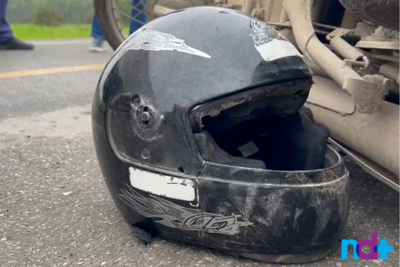 Capacete da vítima. Ela estava indo para o trabalho no Hospital Bethesda