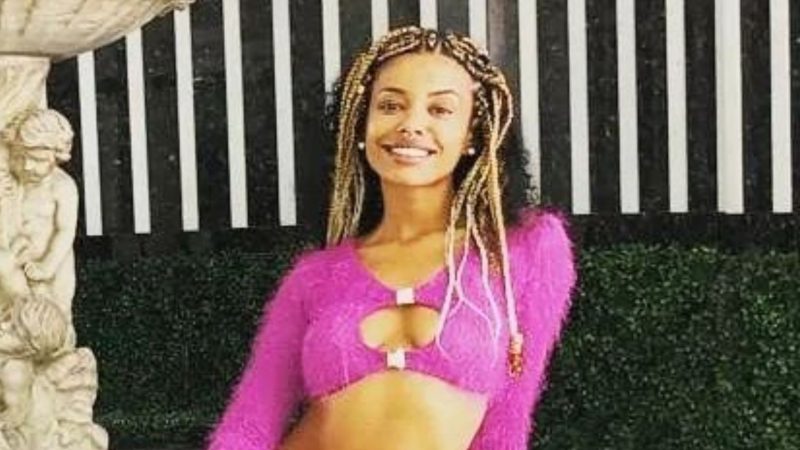 Nayara relata ter sofrido racismo