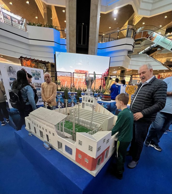 Jorge Henrique se impressiona com a maquete do antigo est&aacute;dio – Foto: Moacir Pereira