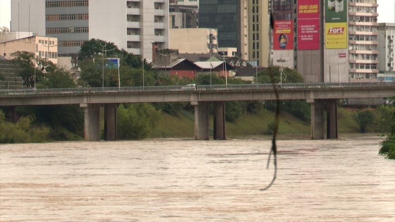 Rio Itaja&iacute;-A&ccedil;u, em Blumenau – Foto: Reprodu&ccedil;&atilde;o/NDTV