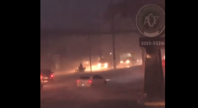 Os motociclistas tinham muita dificuldade para se manter na moto, segundo a mulher que fez o v&iacute;deo – Foto: Reprodu&ccedil;&atilde;o/ND