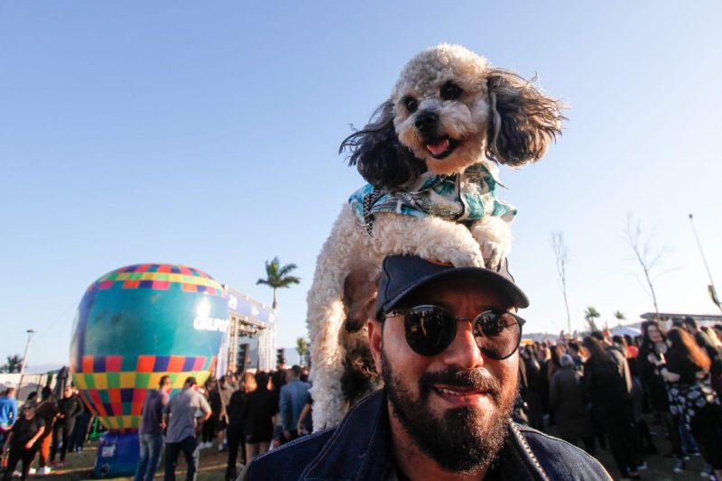 O pet Max e o dono Marcos, de Fortaleza (CE) – Foto: Leo Munhoz/ND