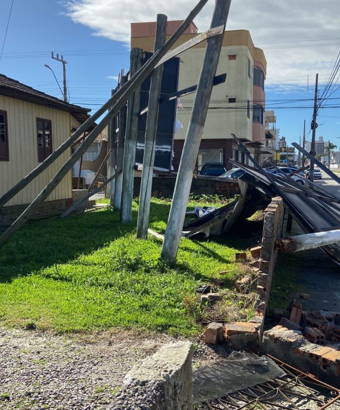 Susto: outdoor despenca ap&oacute;s fortes rajadas em Tubar&atilde;o. – Foto: Pedro Garcia