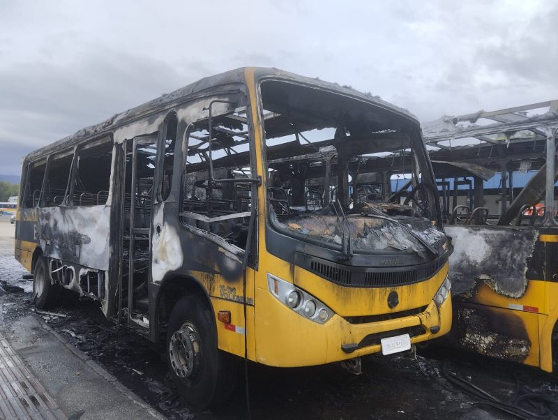 Incêndio destrói 5 ônibus escolares em São João Batista, na Grande Florianópolis